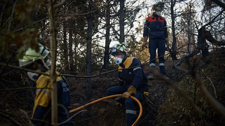 Los bomberos de Navarra sofocan un incendio en las faldas del monte San Cristobal muy cerca de la localidad de Artica. MIGUEL OSÉS