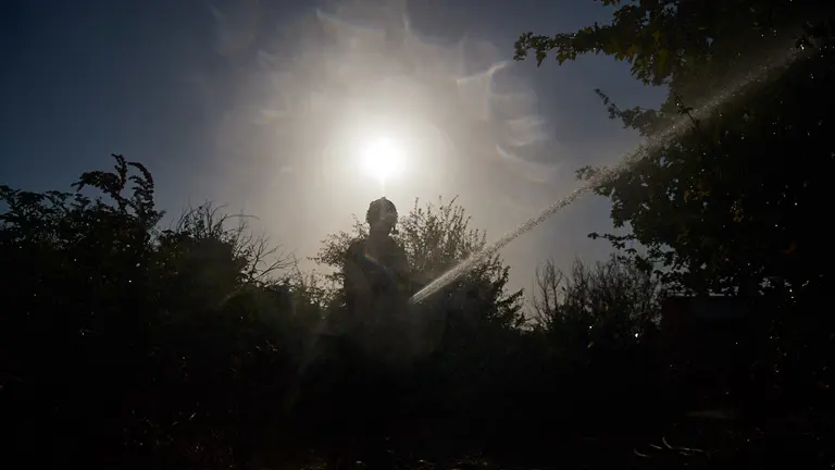 Los bomberos de Navarra sofocan un incendio en las faldas del monte San Cristobal muy cerca de la localidad de Artica. MIGUEL OSÉS