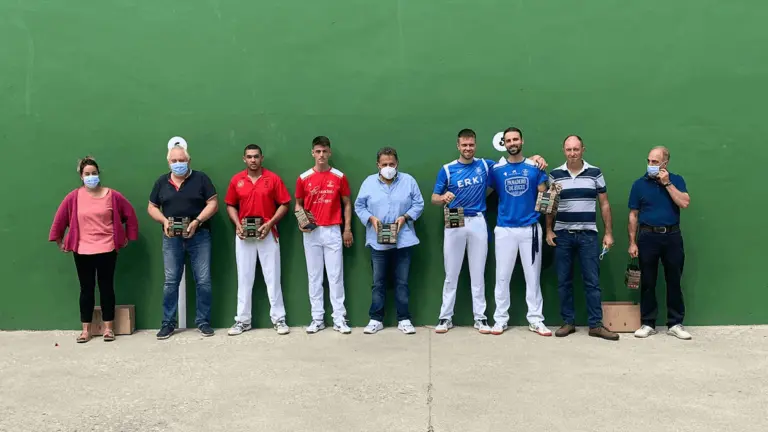 Los representantes del Ayuntamiento de Urzainqui junto a pelotaris, y
representantes de la Federación Navarra de Pelota y la Escuela de Pelota del Valle del
Roncal. AYUNTAMIENTO DE URZAINQUI