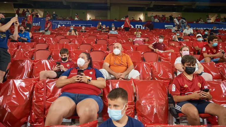 Los aficionados rojillos vuelven a El Sadar un año y medio despues del cierre al publico debido a la pandemia del coronavirus. MIGUEL OSÉS