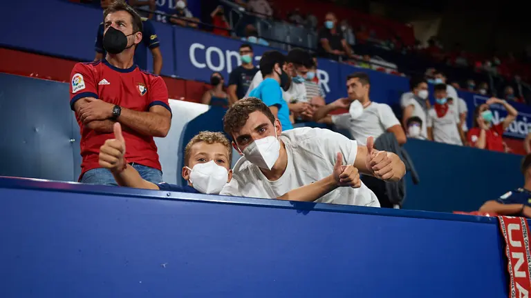 Los aficionados rojillos vuelven a El Sadar un año y medio despues del cierre al publico debido a la pandemia del coronavirus. MIGUEL OSÉS