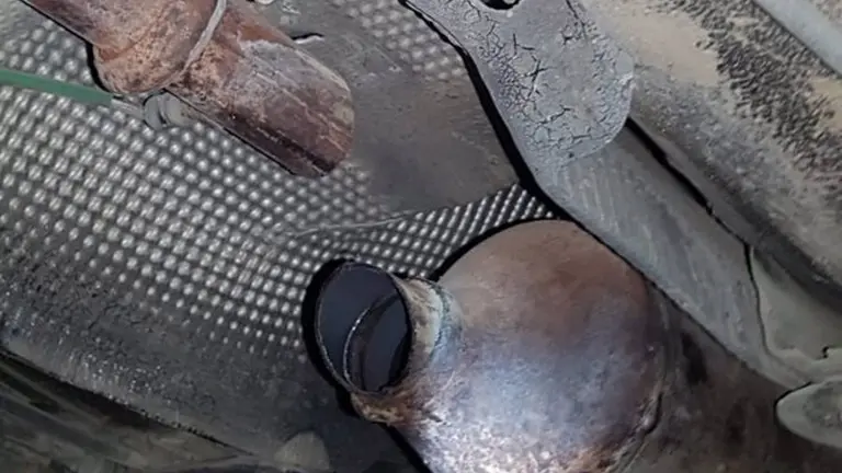 Los detenidos robaban catalizadores de vehículos estacionados. POLICÍA MUNICIPAL DE PAMPLONA
La Policía Municipal de Pamplona ha detenido esta noche a tres personas cuando robaban catalizadores en vehículos estacionados junto a la Biblioteca de Navarra.

ESPAÑA EUROPA NAVARRA SOCIEDAD
POLICÍA MUNICIPAL DE PAMPLONA