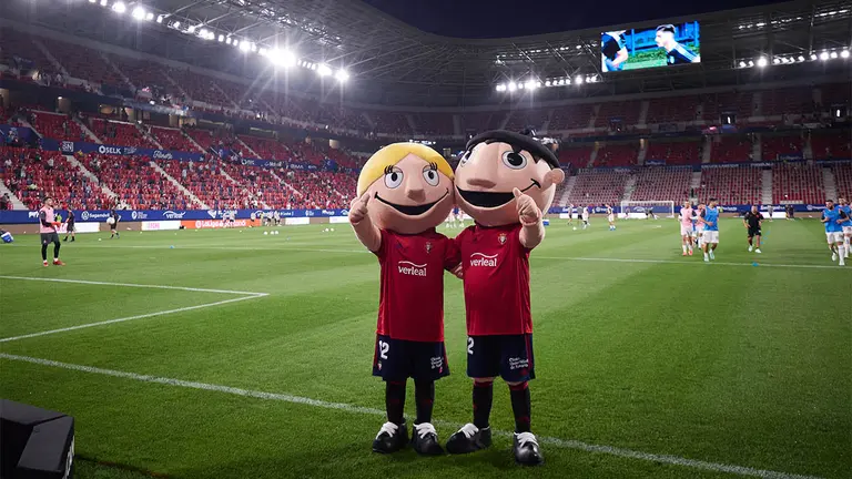Las dos mascotas de Osasuna en El Sadar durante el partido Osasuna - Espanyol en Pamplona. AFP7 /  Europa Press