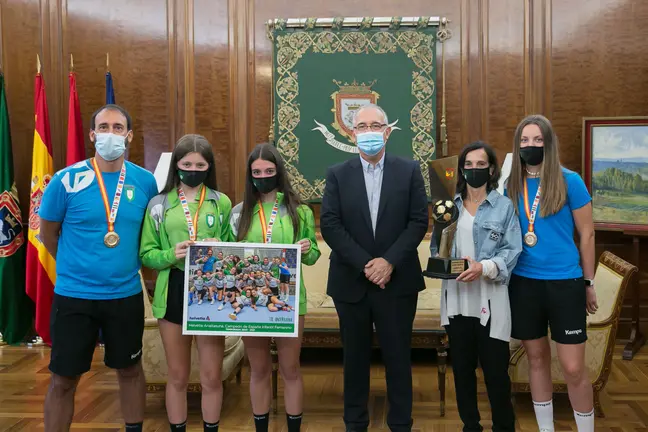 Imagen de la recepción al equipo infantil de balonmano de la S.C.D.R. Anaitasuna. AYUNTAMIENTO DE PAMPLONA