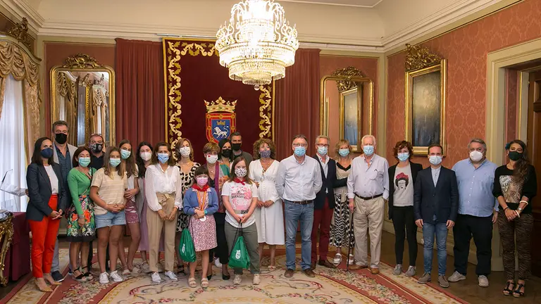 Recepción en el Ayuntamiento de Pamplona a Nerea Díaz Tres, oro en el Campeonato de España de gimnasia rítmica para personas con discapacidad intelectual, y a Andrea de Jesús Zulet, plata. AYUNTAMIENTO DE PAMPLONA