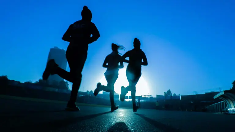Tres personas practican ejercicio al aire libre. ARCHIVO