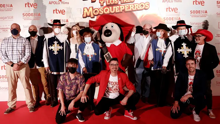 El director de la película "D"Artacan y los tres Mosqueperros" Toni García (c-agachado), posa junto al cartel que la anuncia en su estreno este martes en Pamplona con la presencia del compositor de la música Manel Gil-Anglada (d), el creador de D´Artacan Claudio Biern Boyd (4d) y el equipo técnico y artístico, quienes han posado en un Photocall antes de asistir a su estreno en los cines Golem de La Morea.      EFE/ Jesús Diges