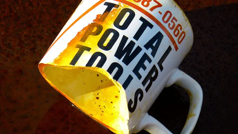 Una taza rota con el café derramado por el suelo. ARCHIVO