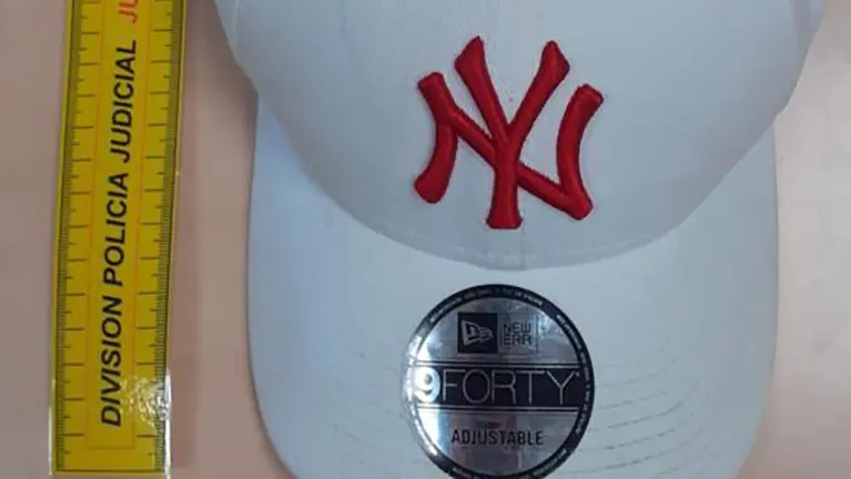 Gorra sustraída que identificó a uno de los autores. POLICÍA FORAL