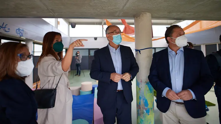 El alcalde de Pamplona, Enrique Maya, el concejal delegado de Educación, Participación Ciudadana y Juventud, Fernando Sesma, y el director gerente del organismo autónomo Escuelas Infantiles Municipales de Pamplona, Juan Ramón Rábade, visitan la Escuela Infantil Mendillorri con motivo del inicio esta semana del curso 2021 - 2022. MIGUEL OSÉS