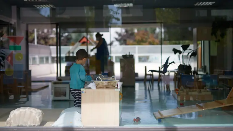 Un niño juega en un aula en la escuela infantil de mendillorri en el inicio del curso 2021/2022. MIGUEL OSÉS