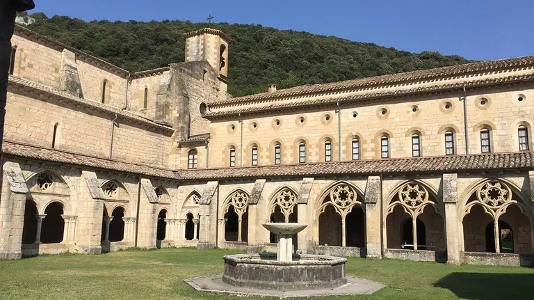 Jardín y fuente junto al claustro del Monasterio de Iranzu. Navarra.com