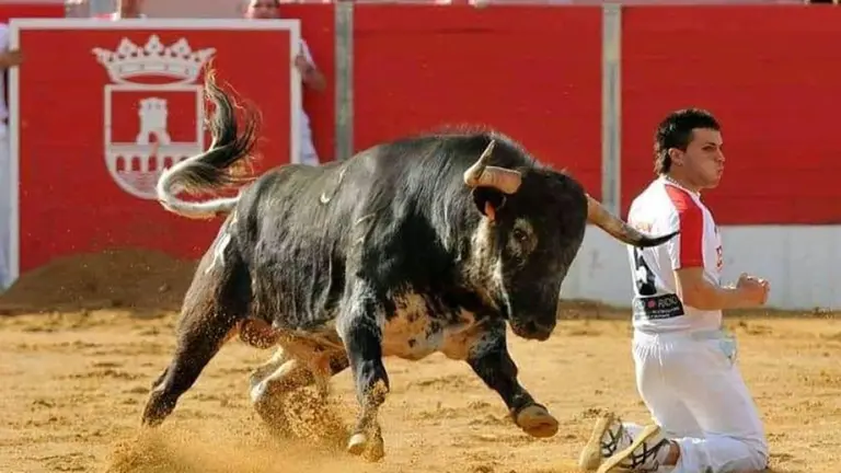 El recortador, David Cort&eacute;s, en una imagen colgada en Facebook