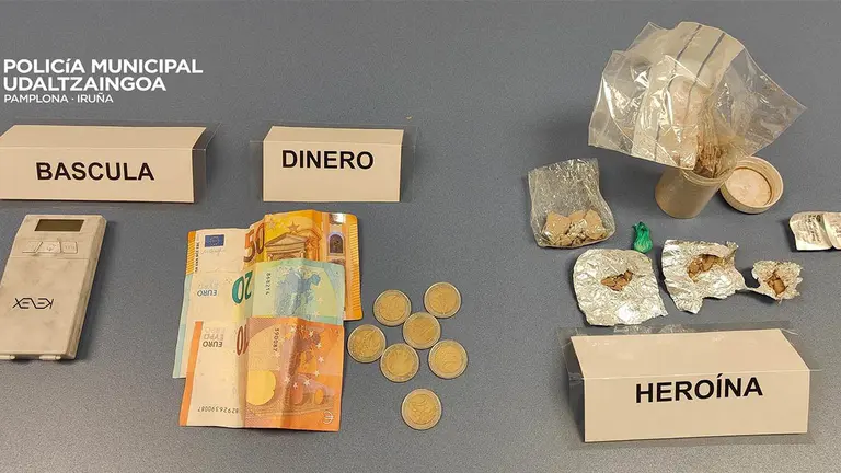 Material incautado al detenido. POLICÍA MUNICIPAL DE PAMPLONA