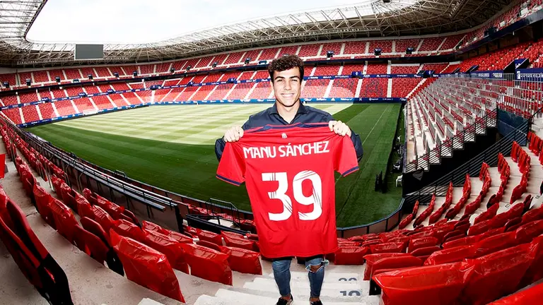 El defensa Manu Sanchez posa con la camiseta de Osasuna en el Estadio del Sadar después de ser presentado como nuevo jugador del equipo rojillo en calidad de cedido por el Atlético de Madrid.  EFE/ Jesús Diges