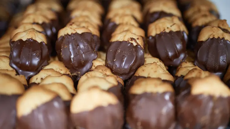 Caja de pastas de Layana con cobertura de chocolate. MIGUEL OS&Eacute;S