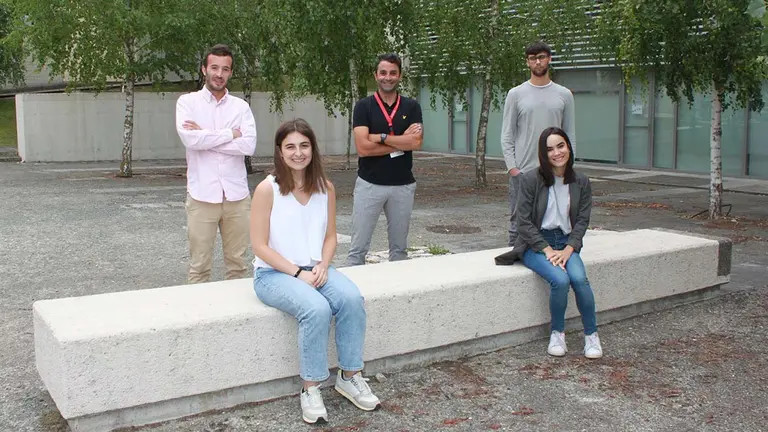 En el centro, Daniel Goñi, responsable de Personas y Talento de Tracasa Instrumental, junto a cuatro jóvenes que realizan sus prácticas en Tracasa Instrumental y Tracasa. TRACASA