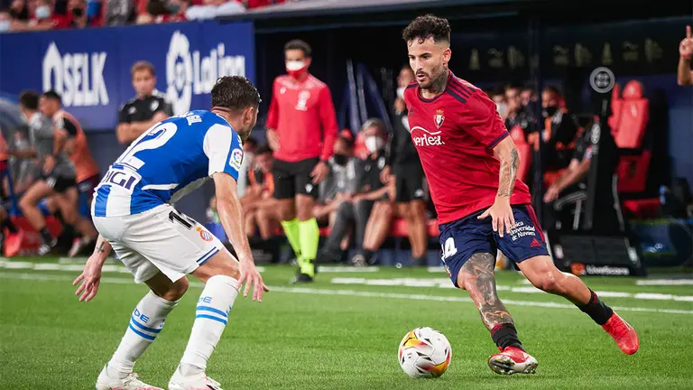 Ruben Garcia intenta regatear a un defensa del Espanyol en El Sadar. AFP7 /  Europa Press.
