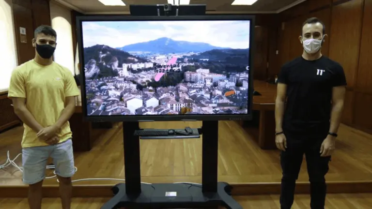 Jóvenes protagonistas presentando el nuevo vídeo. AYUNTAMIENTO DE ESTELLA