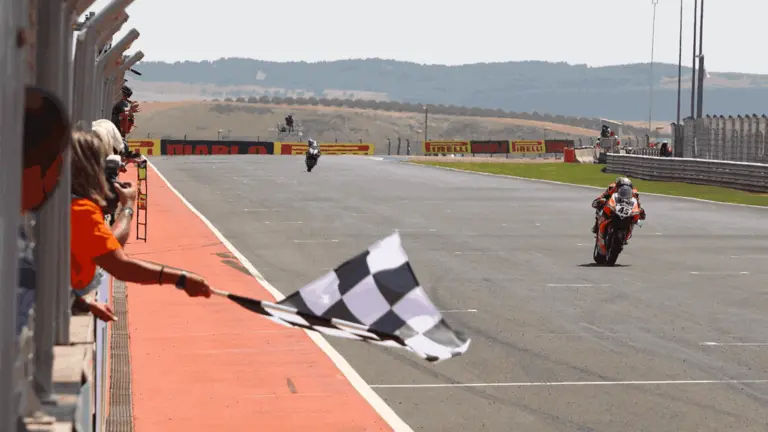 Scott Redding cruzando la bandera cuadros. CIRCUITO DE NAVARRA
