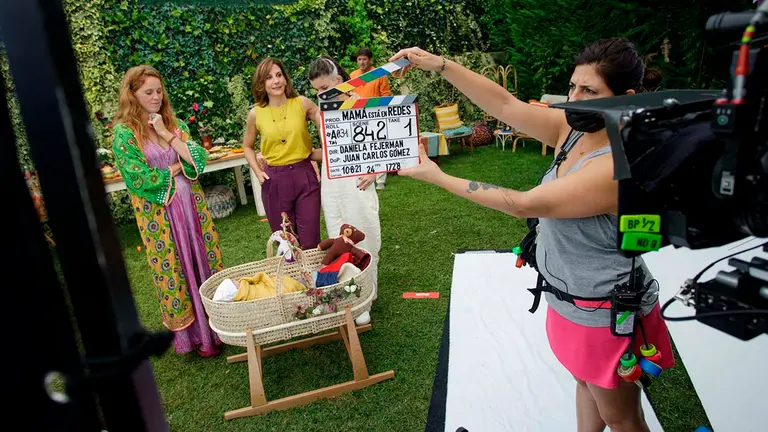 Imagen cedida del rodaje de la película 'Mama está en las redes' que se rueda estos días en Navarra donde, entre otros actores, interviene Malena Alterio (c), una película dirigida por Daniela Fejerman. EFE