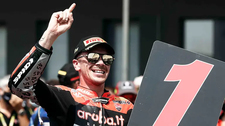 El piloto británico Scott Redding (Nº 45-Aruba.it Racing- Ducati) celebra su victoria en la primera de las carreras que se celebran este fin de semana en el circuito de Los Arcos correspondiente a la quinta prueba del Campeonato del Mundo MOTUL FIM Superbike 2021. EFE/Jesús Diges.