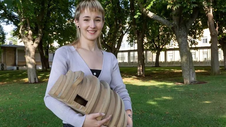 Aintzane Huarte posa con su diseño de caja nido. UNIVERSIDAD DE NAVARRA