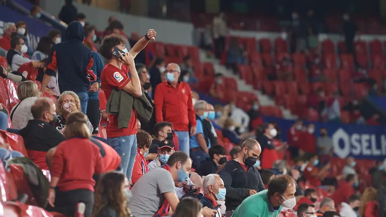 La grada del partido entre Osasuna y Celta en el estadio de El Sadar. MIGUEL OSÉS