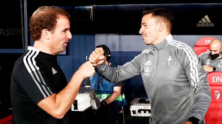 Jagoba Arrasate saluda al segundo técnico del Celta Ariel Broggi. EFE/Jesus Diges.