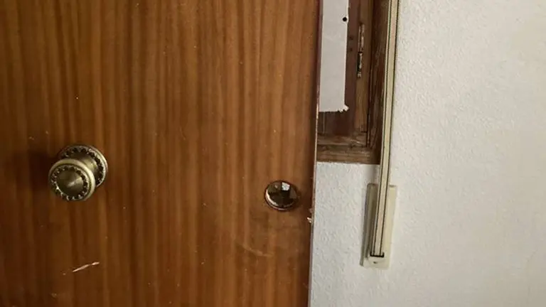 Imagen del estado de la puerta de la casa ocupada. POLICÍA NACIONAL