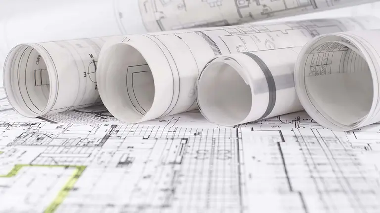 Varios planos sobre una mesa. ARCHIVO