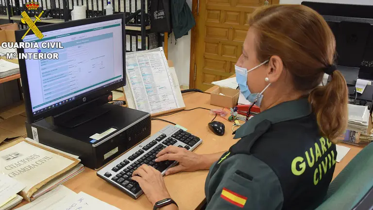 Un agente de la Guardia Civil trabaja en un delito de estafas. GUARDIA CIVIL