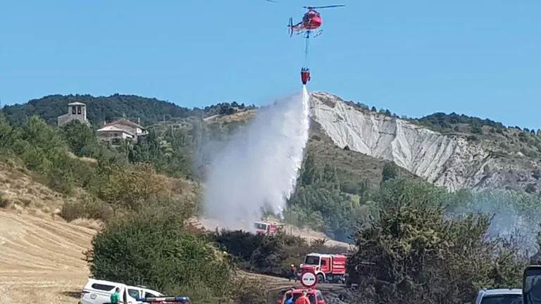 Un helicóptero realiza las labores de extinción de un incendio en Ardanaz de Egüés. POLICÍA FORAL