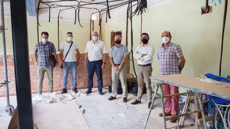 El consejero Ciriza, el director general de Administración Local y Despoblación, Jesús Mª Rodríguez, y el alcalde de Azuelo, Roberto Crespo, junto con representantes municipales han visitado las obras de adecuación del local de actividades sociales de Azuelo. GOBIERNO DE NAVARRA