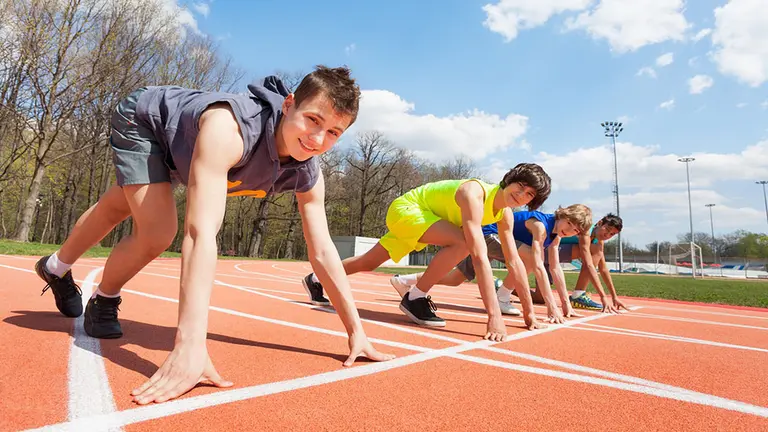 Niños practicando atletismo.