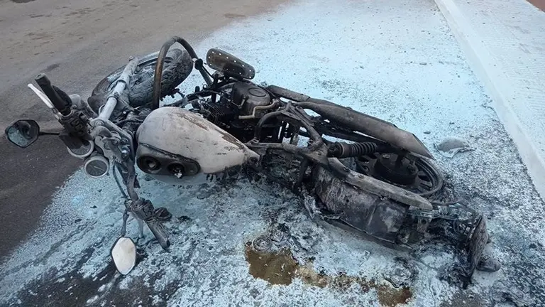 Estado en el que quedó la moto tras el acto vandálico en La Puebla de Cazalla. POLICÍA LOCAL LA PUEBLA