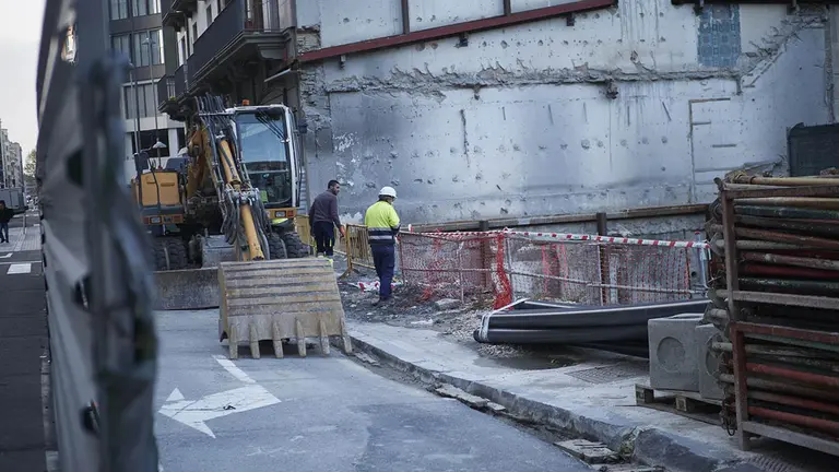 Varios trabajadores de la construcción trabajan en una obra en Pamplona. EUROPA PRESS