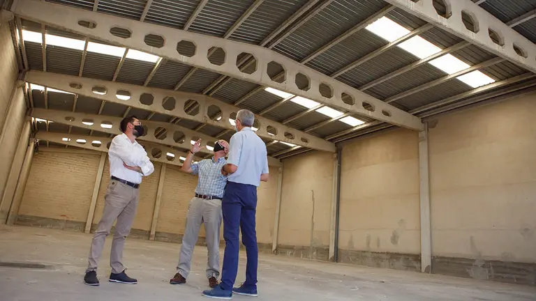 De izquierda a derecha, el director general de Administración Local y Despoblación, Jesús Mª Rodríguez, el consejero Ciriza y el alcalde de Andosilla, Francisco Javier Sanz, visitan la nave que se empleará como almacén municipal. GOBIERNO DE NAVARRA