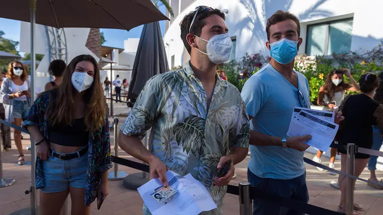 Cola de entrada a la prueba piloto del ocio nocturno en el Hard Rock de Ibiza, a 25 de junio de 2021, en Ibiza. EUROPA PRESS