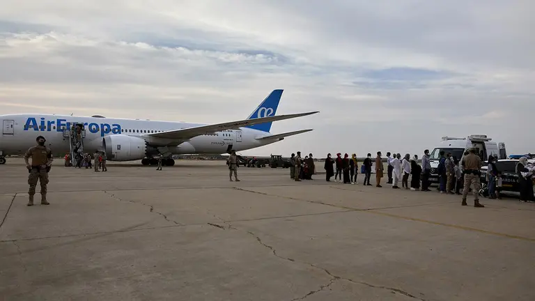 Varios refugiados afganos llegan a la base aérea de Torrejón de Ardoz. EUROPA PRESS