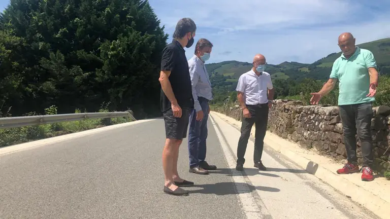 De izquierda a derecha, el alcalde de Baztan, Joseba Otondo, el director general de Obras Públicas e Infraestructuras, Pedro López, el consejero Ciriza y el concejal de Obras Públicas del Ayuntamiento de Baztan, Florentino Goñi, visitan la carretera de Erratzu que acaba de renovarse. GOBIERNO DE NAVARRA