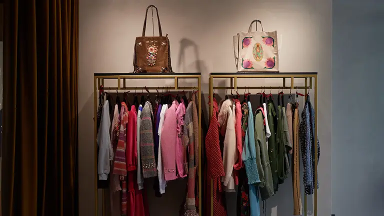 Expositores de la tienda de ropa Damisela en Apuros en la calle Paulino Caballero, 38. MIGUEL OSÉS