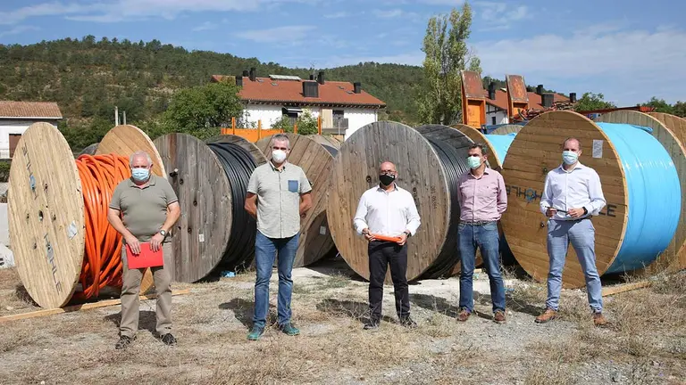 De izda a dcha: Echandi, Eguiguren, Cigudosa, Garmendia y Pinillos, ante las bovinas de canalización para la fibra óptica, situadas en Burgui. GOBIERNO DE NAVARRA