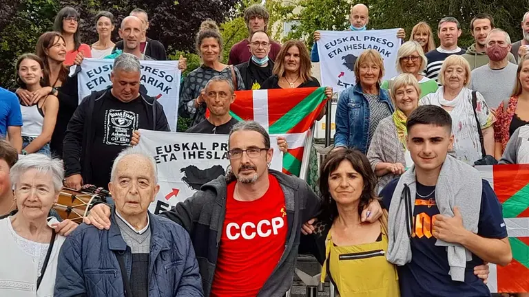 Imagen del recibimiento a Agustín Almaraz, etarra que asesinó a cuatro personas. ARCHIVO