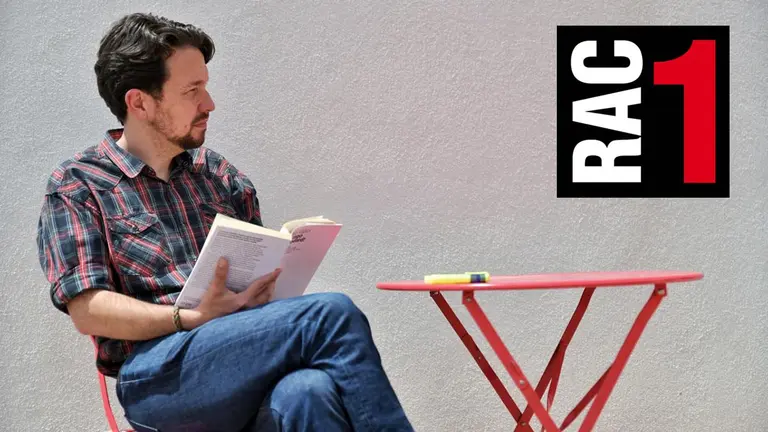 El exsecretario general de Podemos, Pablo Iglesias, lee un libro tras cortarse el pelo y dejar atrás su icónica coleta. DANI GAGO