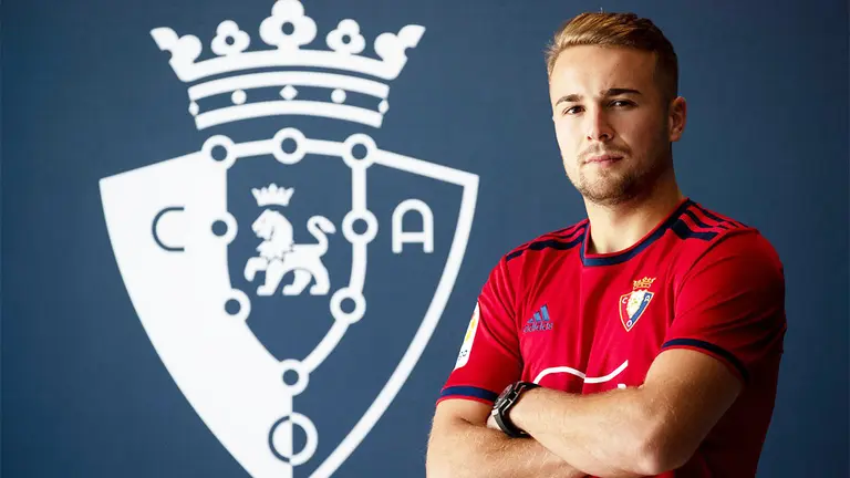 Javier Ontiveros luce por primera vez la camiseta del equipo rojillo en El Sadar. CA Osasuna.