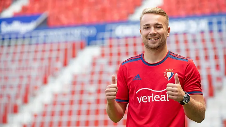 Javier Ontiveros sonríe con su nueva camiseta en El Sadar. CA Osasuna.