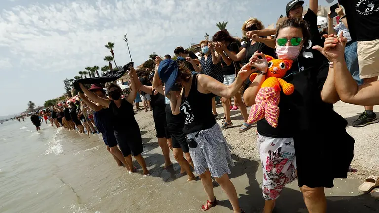 Cadena humana convocada para guardar luto al Mar Menor. CEDIDA