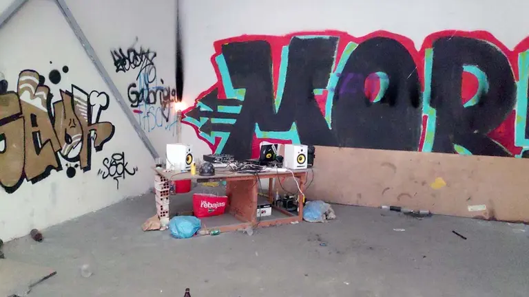 La Polic&iacute;a Foral interviene en 19 botellones durante el fin de semana en distintas localidades navarras. En la imagen, la fiesta desmantelada en Ibiricu en las antiguas naves de Onena. POLIC&Iacute;A FORAL