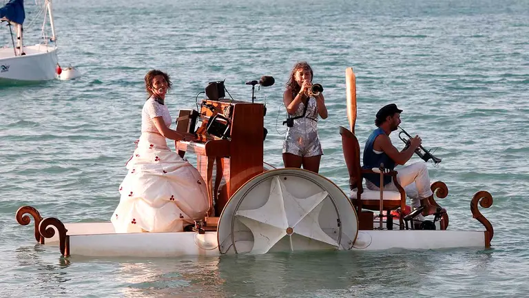 -FOTODELDIA- GRAFCAV7472. LERATE, 28/08/2021.-   El PianO du Lac (piano flotante sobre el lago) regresa de nuevo al embalse de Alloz donde ha ofrecido su singular recital después de realizar numerosas giras y conciertos por Europa, el espectáculo, a cargo de la pianista Violette Prevost, la multiinstrumentista Solenne Garnier, el trompetista hombre rana Damien Bajard  y la bailarina Mónica Cofiño, ha congregado en las orillas del pantano a numerosas personas que no han querido perderse la actuación.  EFE/ Jesús Diges
